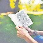 Llegir és una de les activitats preferides per desconnectar.