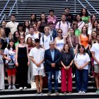 Fotografia conjunta entre els estudiants i la cònsol d'Escaldes-Engordany, Rosa Gili, i el minsitre d'Educació i Universitats, Ladislau Baró.