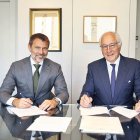 El president i el CEO de MoraBanc, a la firma de la compra a Madrid.