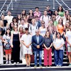 Estudiants amb el ministre Ladislau Baró i la cònsol major Rosa Gili.