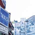 Una de les parades amb el número de telèfon de Taxi Exprés.