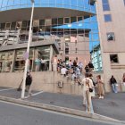 Persones esperant per fer tràmits al servei d’Immigració.