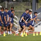 Part de la plantilla de l’FC Andorra durant la sessió preparatòria, ahir a l’Estadi Comunal Joan Samarra.