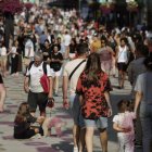 Turistes passejant per Andorra la Vella.