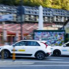 Dos taxis circulant a Andorra la Vella.