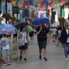 Persones passejant amb paraigües.