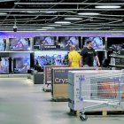 Compradors en una gran superfície.