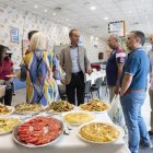 Jordi Alcobé amb els padrins durant el dinar de la gent gran