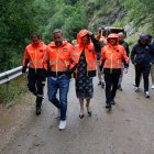 La ministra Molné acompanyada de membres dels serveis d'emergències