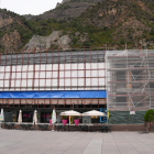 Les obres d'instal·lació de la nova façana al Centre Cultural Lauredià.