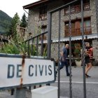Nous turistes arriben a Os de Civís després de l'obertura de la carretera.