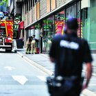 Els bombers a l’edifici on es va produir l’incendi.