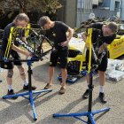 Els mecànics del Visma amb les bicis de reserva.