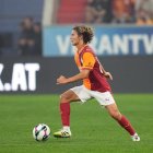 Efe Akman en un duel amb el Galatasaray.