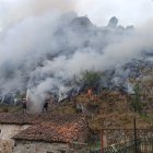 Els bombers extingint un foc a Somiedo.