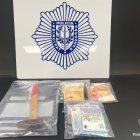 Els diners i el martell comissats.