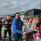 El president d'Astúries, Adrián Barbón, agraint als bombers andorrans la tasca