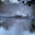 Un helicòpter s'estavella a un llac