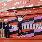 Jay Vine celebrant la victòria al podi de Pal.