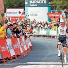 Jay Vine creua la meta de Pal en solitari.