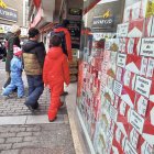 Cartrons de tabac a l’aparador d’una botiga del Pas.