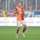 Efe Akman, en un duel amb el Galatasaray.