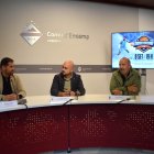 El conseller d'Esports i Reactivació Econòmica del comú d'Encamp, Nino Marot, el cònsol menor del comú d'Encamp, Xavier Fernàndez, i el president del BC MoraBanc Andorra, Gorka Aixàs, durant la presentació del Trofeu d'Encamp.