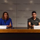 La directora de Banca País d'AndBank, Maria Suárez, i l'atleta, Nahuel Carabaña, en roda de premsa abans de disputar els mundials d'atletisme.