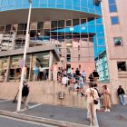 Persones esperant per fer tràmits al servei d’Immigració.