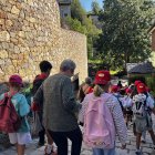 Els infants i la gent gran compartint una passejada