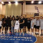 El conseller d'Esports i Reactivació Econòmica del comú d'Encamp, Nino Marot, rebent la samarreta del Paris Basketball firmada per tots els jugadors amb el club.
