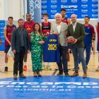 El directiu responsable del Barça de bàsquet, Josep Cubells, ha fet entrega d'una samarreta commemorativa del Barça i una pilota signada pels jugadors a les autoritats comunals d'Encamp