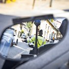 Un agent de circulació, ahir a les portes del comú.