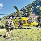 La policia entrenant amb helicòpter.