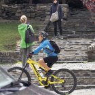 Una turista en bicicleta de muntanya.