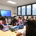 El ministre d’Educació, en una aula de l’escola francesa de la capital.