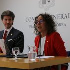 Judith Casal amb el síndic general, Carles Ensenyat, en la compareixença al Consell General