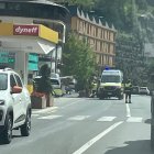 Els serveis sanitaris atenen la persona ferida en l'accident de moto a Encamp