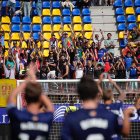 Els jugadors de l’FC Andorra celebren amb aficionats la victòria contra el Còrdova.