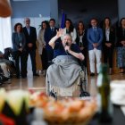 El mossèn resident beneint la taula.