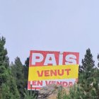 La pancarta apareguda al coll de la Gallina.