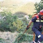 aUn bomber treballant per apagar un incendi.