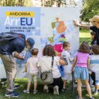 Famílies participant en les activitats al Parc Central.