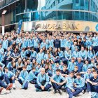 La plantilla del MoraBanc i els equips de la base van gaudir amb el públic, ahir a la festa.
