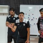 L’extècnic de l’FC Santa Coloma dona instruccions abans d’un partit europeu.