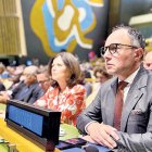 Les dues forces principals de l’oposició, Concòrdia i el Partit Socialdemòcrata (PS), consideren insuficient la fórmula per reconèixer l’estat de Palestina, anunciada dilluns per la ministra d’Afers Exteriors, Imma Tor, a la seu de les Nacions Unides a Nova York. Segons va afirmar la consellera general de Concòrdia Núria Segués en declaracions al Diari, el posicionament del Govern “és ambigu i condicionat”. La parlamentària va reclamar més valentia a l’executiu: “Sembla que s’estigui ajornant indefinidament el reconeixement, mentre que els països veïns l’han accelerat.”

El reconeixement anunciat per la titular d’Afers Exteriors està supeditat al compliment de diversos requisits: l’alliberament de tots els ostatges, el desarmament de Hamàs i la creació d’un govern palestí que exclogui aquesta organització. 

La representant de Concòrdia va defensar, a més, que el reconeixement de l’estat palestí no és l’únic que cal fer en aquest moment per pressionar Israel a fi que aturi els atacs sobre Gaza. Entre altres mesures per forçar l’aturada, Segués va argumentar que cal trencar relacions diplomàtiques amb l’estat hebreu “mentre no respecti el dret internacional humanitari”.

 

EL COSTAT BO 

Per la seva part, el president del grup parlamentari socialdemòcrata, Pere Baró, va demanar al Govern, ahir en roda de premsa, que es posicioni “al costat bo de la història”, que vol dir “no posar-se d’esquena a la barbàrie” que està perpetrant Israel. Tot i que Baró va reiterar que això no suposa “defensar els terroristes de Hamàs”, va remarcar que “en cap cas ho han de pagar tots els palestins”. El socialdemòcrata va posar un símil: “Així com no hauria estat lícit que Espanya hagués matat tots els bascos per aturar el terrorisme d’ETA, tampoc ho és que Israel faci pagar a tot el poble palestí el terrorisme de Hamàs.” 

El representant per a les relacions internacionals del partit, Joao de Melo, també va criticar l’executiu: “Si has de trencar la neutralitat, com a mínim que sigui per no situar-se al costat dolent de la història, amb els partits feixistes i els que neguen el genocidi.” De Melo va recordar, en aquest sentit, que l’estudi elaborat l’estiu del 2024 per la relatora de les Nacions Unides sobre els territoris palestins, Francesca Albanese, estima que en els atacs de l’exèrcit israelià sobre Gaza hi ha hagut “deu vegades més morts que el que diuen les dades oficials”.

Per contra, la consellera general d’Andorra Endavant Carine Montaner va qualificar el reconeixement “precipitat” de Palestina “d’error” i de “gest purament simbòlic sense fonament real”. Andorra, va afegir, “ha de mantenir la seva neutralitat històrica i actuar amb visió de futur”. Montaner va assenyalar que “Hamàs, que governa Gaza, nega l’existència mateixa d’Israel i està en contra dels drets humans”, fet que “ens allunya encara més d’un escenari de convivència pacífica i estable”. 

Per la seva banda, el president del grup parlamentari demòcrata, Jordi Jordana, va apuntar que el sí d’Andorra al reconeixement de Palestina “és un sí alineat amb la situació internacional i amb el concert de la resta de països” i compromès “amb la solució dels dos estats” i “els principis de les Nacions Unides”. Andorra, va afirmar, “no es pot posar de perfil [davant el conflicte a Gaza] perquè la neutralitat no vol dir indiferència”.