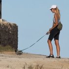 Una dona passeja un colom a TOrrevieja