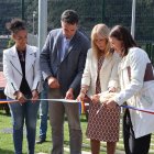 Les autoritats tallant la cinta que inaugura el parc Plana dels Camps.