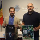 El conseller  de Finances, Esports i Reactivació econòmica del comú d'Encamp, Nino Marot, i el director del departament d'Esports, Robert Gil amb el cartell i el buf propi de la cursa.