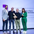 Els guanyadors del cinquè premi Àlex Lliteras, Àlex Moldes i Ignasi Llobet, amb la ministra de Cultura, Mònica Bonell.